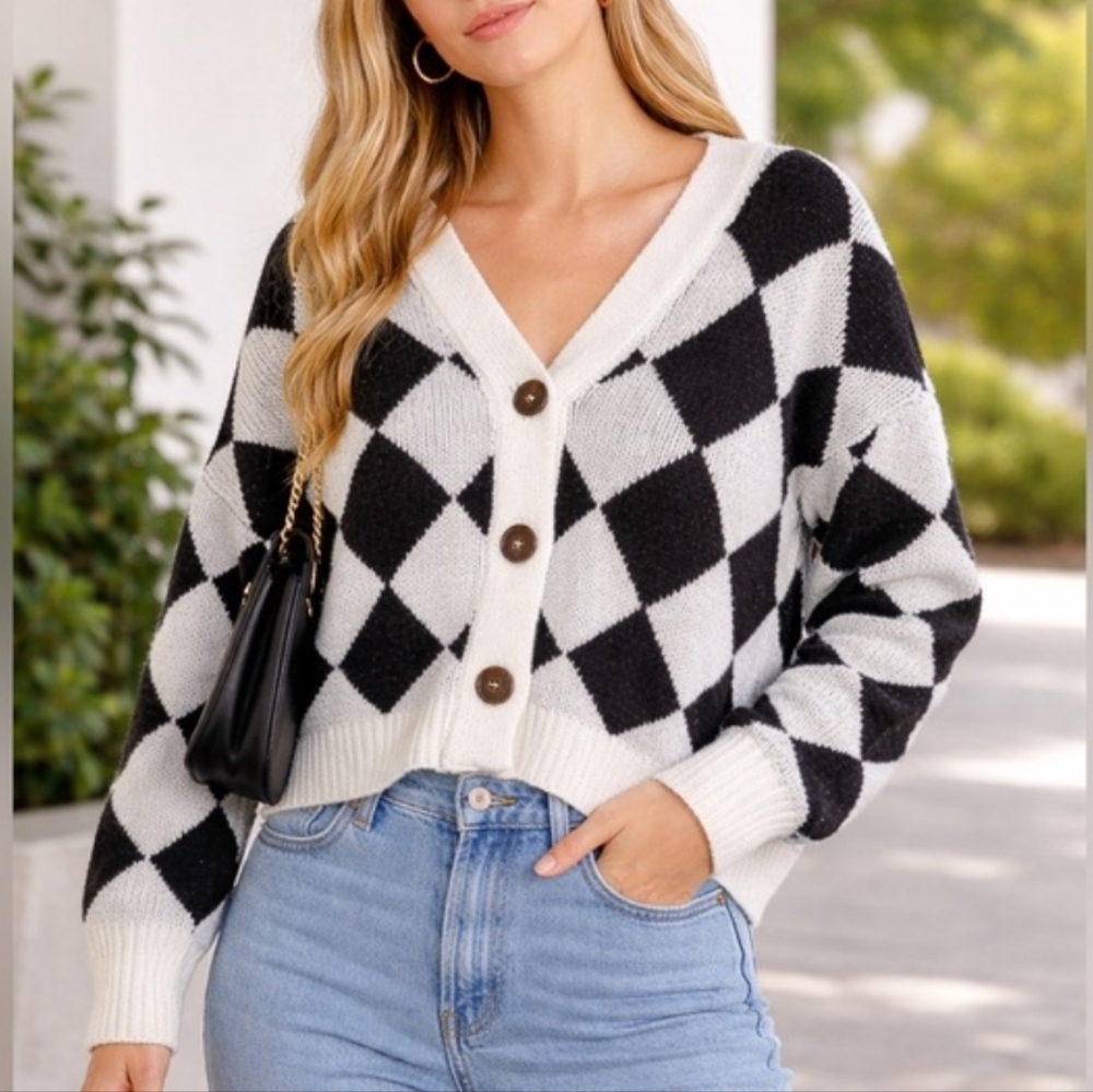 Blu Pepper Black & Cream Checkered Cardigan Size S Cropped Argyle Button Sweater